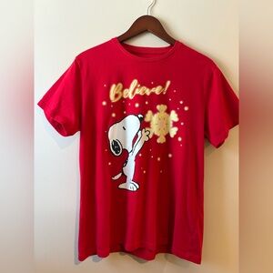 Peanuts Snoopy “Believe!” Red Graphic Holiday T-Shirt – Size L